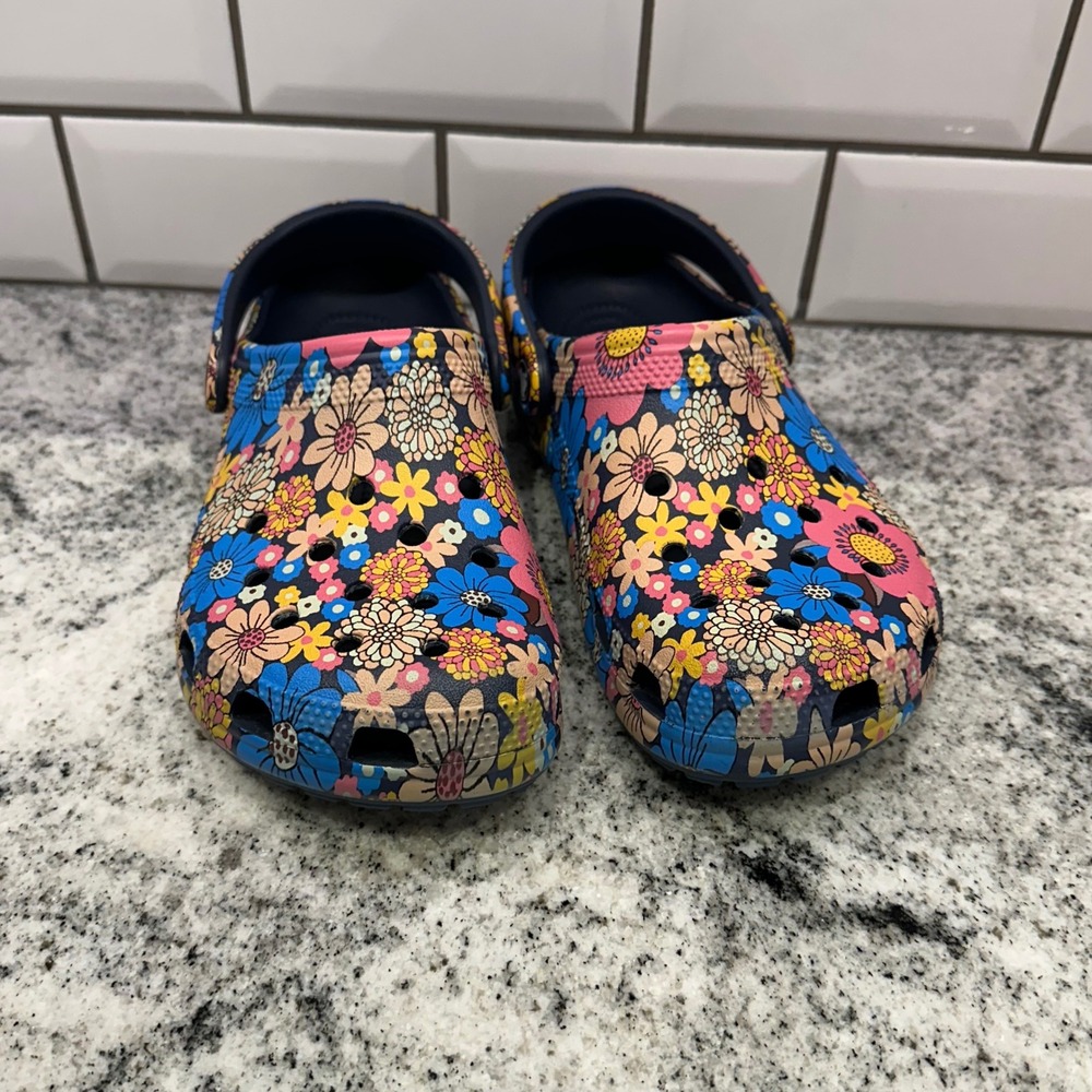 Crocs Women 7 Classic Clogs Navy Blue Pink Yellow Floral Print Boho Retro Summer - Picture 2 of 8